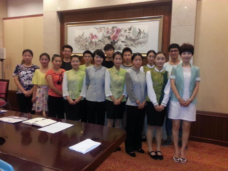 崔永聪等看望青岛八大关宾馆实习生 崔永聪等看望青岛八大关宾馆实习生