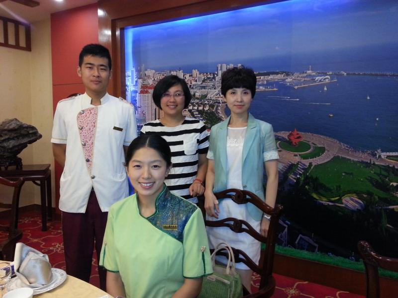 徐莉等看望青岛饭店实习生 徐莉等看望青岛饭店实习生