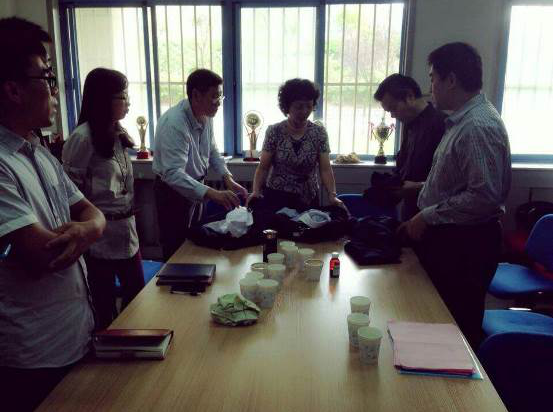 王智明主任、张玉会主任、姜瑞华老师及石增业书记研究系服布料